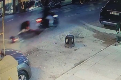 Çukurda dengesini kaybeden motosikletli düştü, o anlar kamerada