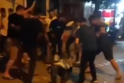 Kadını darp eden adamı mahallelinin linç anları kamerada