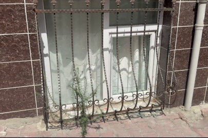 Eski sevgili dehşet saçtı; Önce binayı kundakladı, ardından camları kırdı