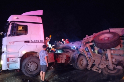 Beykoz'da hafriyat kamyonu otomobille çarpıştı: 1'i ağır, 3 yaralı