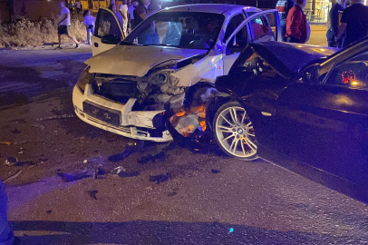Otomobiller kafa kafaya çarpıştı: 2 yaralı