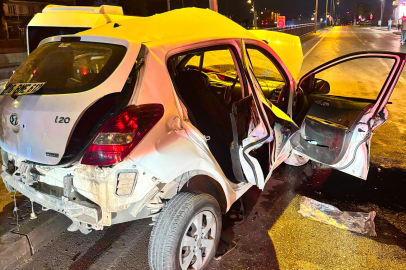 Bursa'da makas atan otomobil refüje çarptı: 17 yaşındaki sürücü hayatını kaybetti