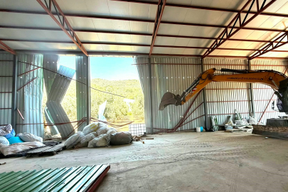 Bursa'da zeytinliğe yapılan kaçak depo böyle yıkıldı