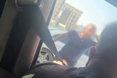 Minibüs şoförü ile otomobil sürücüsü arasındaki gerginlik kamerada