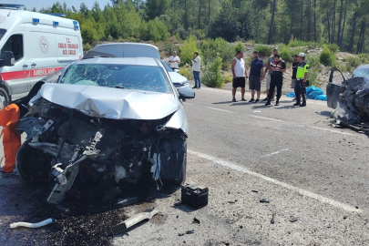 Antalya'da otomobiller çarpıştı: 1 ölü, 3 yaralı