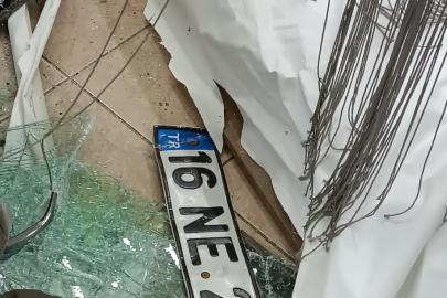 Direksiyon hakimiyetini kaybeden sürücü dükkana girdikten sonra firar etti
