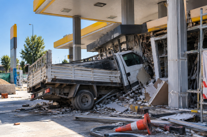Kamyonet kontrolden çıktı, tadilattaki benzinliğe uçtu
