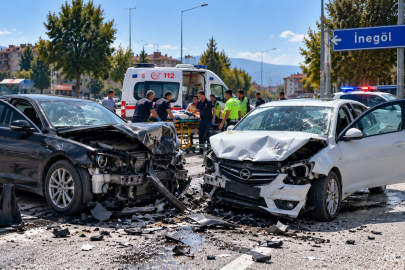 İnegöl’de kontrolden çıkan otomobil karşı şeride geçti: 3 yaralı