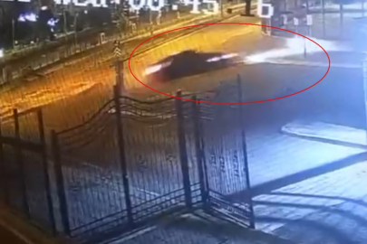 Kayseri'de kaldırımdan seken otomobil 1 metrelik duvarı aştı