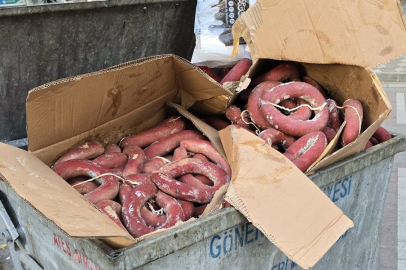 Balıkesir Gönen'de fuar sonrası çöp konteynerinde sucuklar bulundu