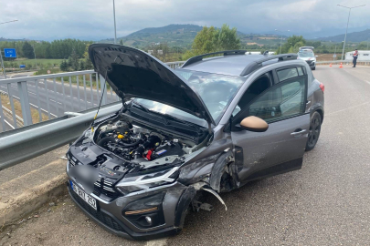 İnegöl’de otomobil bariyerlere saplandı: 2 kişi hastaneye kaldırıldı