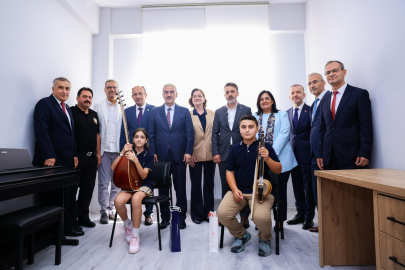 Şahin Biba, Bursa'da öğrencilerin ilk ders heyecanına ortak oldu