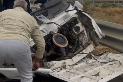 Bursa'da yağış sebebiyle kontrolden çıkan otomobil refüje çarptı: 1 yaralı