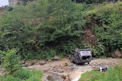 Trabzon’da araç dereye uçtu: 3’ü ağır 5 yaralı