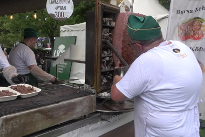 Üç metrelik tabakta Bursa kebabı ikramı