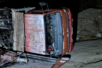 Bursa’da iş makinesi devrildi: Sürücü cam kırılarak kurtarıldı