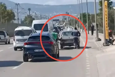 Bursa'da arızalanan otomobili motosiklet üzerinden ayağıyla itti!