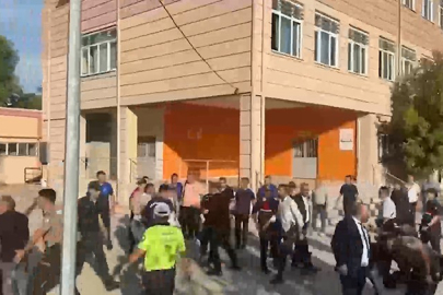 Manisa’da lise önünde silahlı saldırı! Yaralı öğrenciler var...