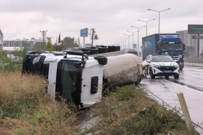 Yağışlı yolda kontrolden çıkan tanker kanala devrildi