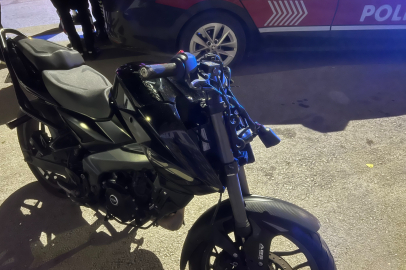 Mudanya’da motosiklet kazası: Park halindeki otomobile çarptı, 2 kişi yaralandı
