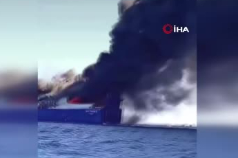 Yunanistan'ın Mikonos adası açıklarında gemi yangını