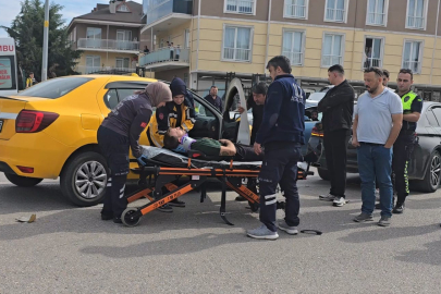 Bursa'da taksi ile otomobil çarpıştı: 2 yaralı