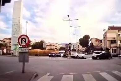 Hatalı dönüş Bursa’da kazaya neden oldu: Çarpışma kamerada