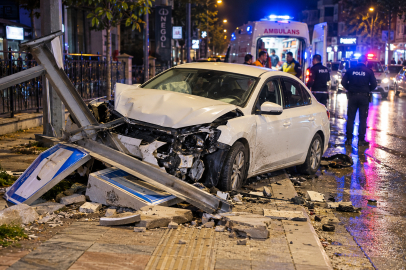 İnegöl’de gece yarısı kaza: Kontrolden çıkan otomobil kaldırıma çıktı