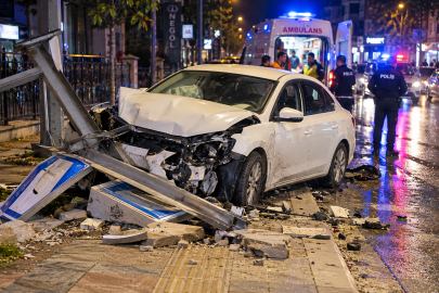 İnegöl’de gece yarısı kaza: Kontrolden çıkan otomobil kaldırıma çıktı