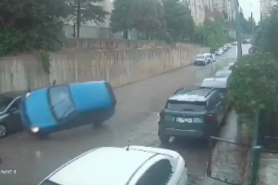 Bursa'da kontrolden çıkan otomobil park halindeki araca çarparak ters döndü!