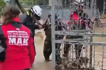 Bursa'da taşkında mahsur kalanlar böyle kurtarıldı