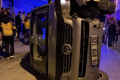 Bursa’da minibüs elektrik panosuna çarpıp devrildi: Sürücü kaçtı