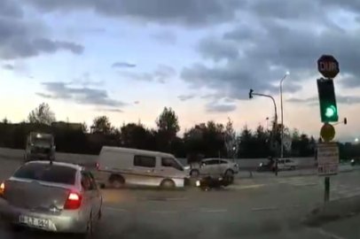 Kırmızı ışıkta geçen kamyonet motosiklete çarptı: Sürücü yerde sürüklendi