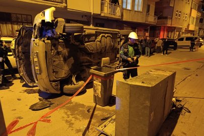 Bursa’da minibüs elektrik panosuna çarpıp devrildi: Sürücü aracı bırakıp kaçtı