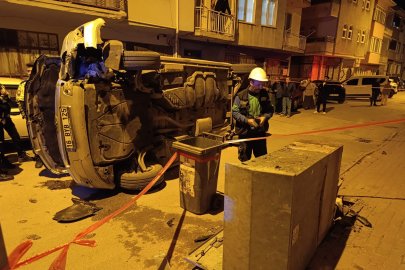 Bursa’da minibüs elektrik panosuna çarpıp devrildi: Sürücü aracı bırakıp kaçtı