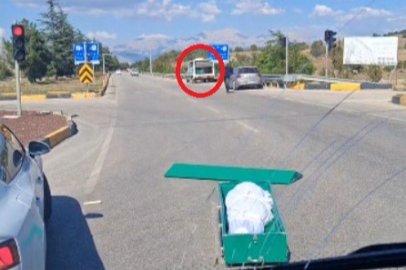 Isparta'da içinde cenaze bulunan tabut, seyir halindeki cenaze nakil aracından yola düştü