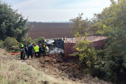 Bursa’da kontrolden çıkan tır tarlaya uçtu: 1 yaralı