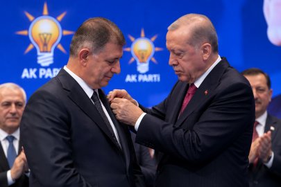 Cemil Tugay AK Parti’ye katıldı: Rozetini Erdoğan taktı