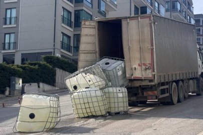 Bursa'da kamyondan düşen tanklardan sızan kimyasal madde nedeniyle cadde kapatıldı!