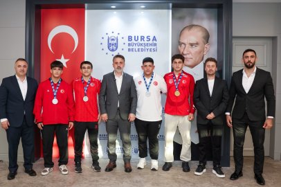 Balkan şampiyonu güreşçiler Bursa'nın gururu oldu! Şahin Biba başarılı sporcuları ağırladı