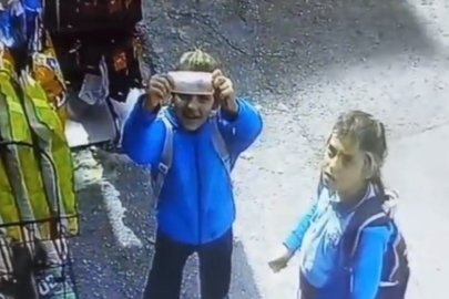 Bursa'da iki kardeşten örnek davranış! Parayı kameraya gösterip kapının altından bıraktılar