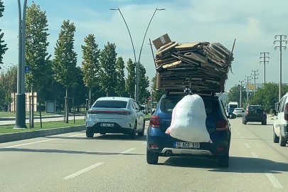 Bursa'da trafikte akılalmaz görüntü! Otomobilin üzerini kartonlarla doldurdu