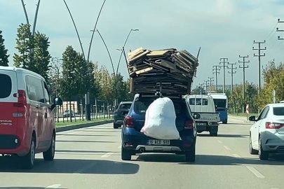 Bursa'da trafikte akılalmaz görüntü! Otomobilin üzerini kartonlarla doldurdu