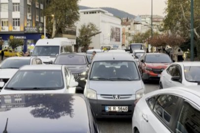 Bursa'da sabah namazı yoğunluğu trafiği kilitledi! 3 şeritli yol tek şeride düştü