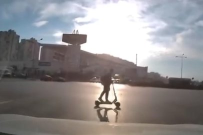Bursa'da scooter sürücüsü kırmızı ışıkta kavşağa daldı! Facianın eşiğinden dönüldü
