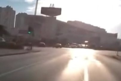 Bursa'da scooter sürücüsü kırmızı ışıkta kavşağa daldı! Facianın eşiğinden dönüldü