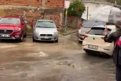 Bursa’da sağanak yağış hayatı olumsuz etkiledi: Pazar yerleri ve sokaklar göle döndü