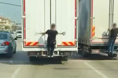 Bursa'da tehlikeli yolculuk! Kamyonların arkasına tutunan gençler kamerada