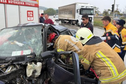 Bursa-Yalova kara yolunda kamyon ile otomobil çarpıştı: 2 yaralı