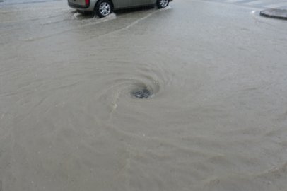İstanbul'u sağanak vurdu! Yollar göle döndü, araçlar mahsur kaldı